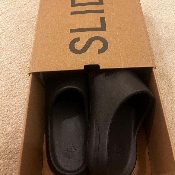 YEEZY SLIDES BLACK SIZE 8